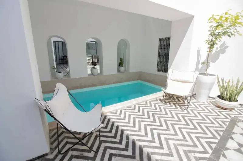 Patio et piscine de Dar Dou, maison d'hôtes gérée par Kasbahost dans la Médina de Tunis